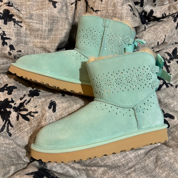 Brand new UGG Dae Sunshine Perforated Bow Boots - Picture 2 of 4